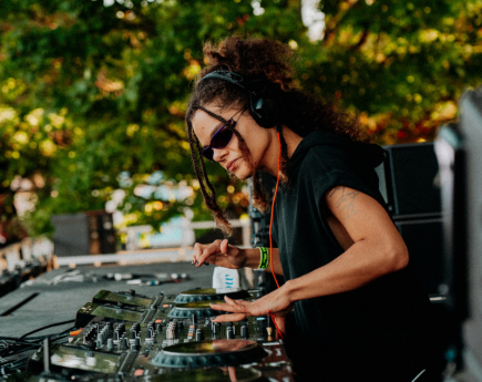 Liv K alias okleave DJ présente à la SAT pour l'évènement Sunsat